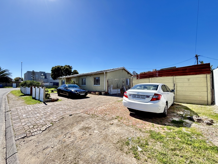 4 Bedroom Property for Sale in Lotus River Western Cape